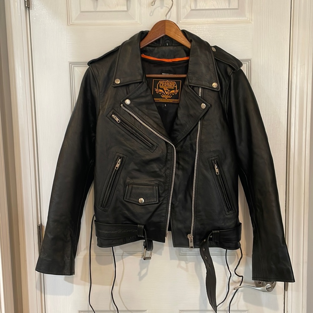Milwaukee Leather Premium Cowhide Leather Side Laces and Snap Down Lapels.